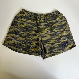 Patagonia Men's Athletic Shorts - Green and Gray Camouflage Large